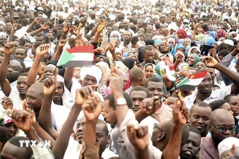 Người dân tham gia tuần hành tại thủ đô Khartoum, Sudan ngày 29/6/2019. (Nguồn: THX/TTXVN) 