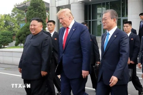 Nhà lãnh đạo Triều Tiên Kim Jong-un (trái), Tổng thống Mỹ Donald Trump (giữa) và Tổng thống Hàn Quốc Moon Jae-in (phải) sau cuộc gặp Mỹ-Triều ở làng đình chiến Panmunjom tại Khu phi quân sự (DMZ) chiều 30/6/2019. (Nguồn: Yonhap/TTXVN) 