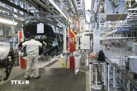 Công nhân làm việc tại nhà máy sản xuất ôtô ở Mulhouse, Pháp, ngày 9/4/2019. (Nguồn: AFP/TTXVN) 