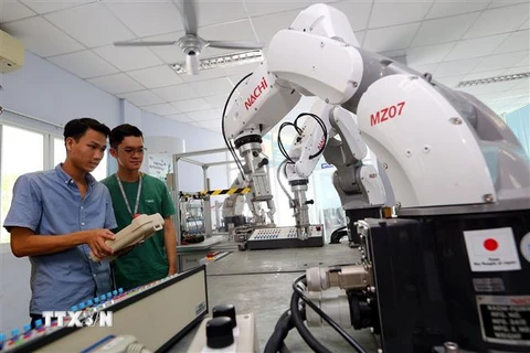 Các học viên thực hành lập trình và vận hành Robot tại Trung tâm Đào tạo khu công nghệ cao thành phố Hồ Chí Minh. (Ảnh: Danh Lam/TTXVN) 