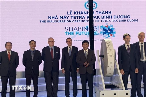 Công ty Tetra Pak (Bình Dương) khánh thành nhà máy sản xuất hộp giấy tiệt trùng đầu tiên ở Việt Nam. (Ảnh: Hải Âu/TTXVN) 