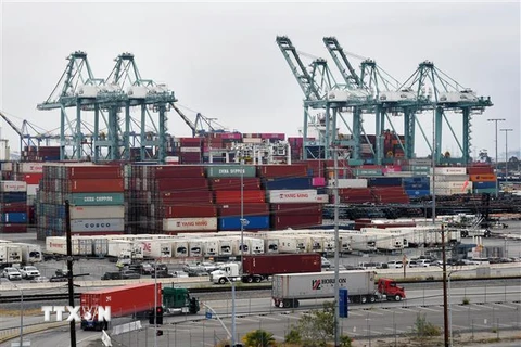 Hàng hóa từ Trung Quốc và các nước châu Á chờ được bốc dỡ tại cảng ở Long Beach, California, Mỹ, ngày 14/5/2019. (Nguồn: AFP/TTXVN) 