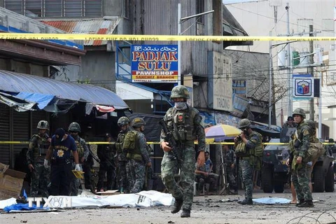 Cảnh sát và binh sỹ phong tỏa hiện trường một vụ đánh bom ở Jolo, tỉnh Sulu, Philippines. (Nguồn: AFP/TTXVN) 