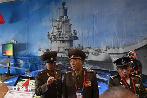 Bộ trưởng Quốc phòng Triều Tiên No Kwang-chol (giữa) tham quan triển lãm vũ khí trang thiết bị quân sự tại Moskva, Nga, ngày 23/4. (Nguồn: AFP/TTXVN) 