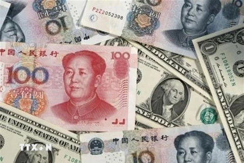 Đồng nhân dân tệ của Trung Quốc và đồng USD. (Nguồn: Kyodo/TTXVN) 
