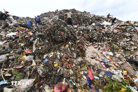 Một bãi rác thải ở Bekasi, Indonesia. (Nguồn: AFP/TTXVN) 