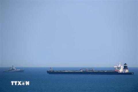 Tàu của Hải quân Hoàng gia Anh (trái) tuần tra gần tàu chở dầu Grace 1 bị nghi ngờ vi phạm các lệnh trừng phạt của Liên minh châu Âu (EU) khi chở dầu đến Syria, ngày 4/7/2019. (Nguồn: AFP/TTXVN) 