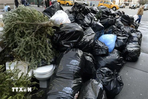 Những túi rác thải trên một đường phố ở New York, Mỹ. (Nguồn: AFP/TTXVN) 