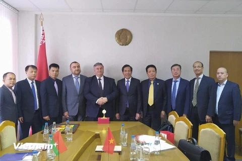 Đoàn làm việc với Bộ trưởng Bộ Thông tin Belarus. (Nguồn: Vietnam+) 