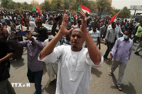 Hàng chục nghìn người Sudan xuống đường tại thủ đô Khartoum ngày 30/6, để yêu cầu TMC trao lại quyền lực cho người dân. (Nguồn: THX/TTXVN) 