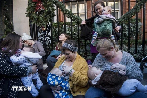 Các bà mẹ cho con bú tại London, Anh.(Nguồn: AFP/TTXVN) 