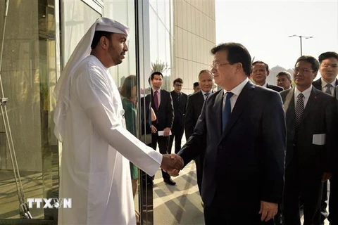 Phó Thủ tướng Trịnh Đình Dũng tiếp Quốc Vụ khanh phụ trách kinh tế, đầu tư UAE Sultan Bin Ahmed Al Jaber. (Nguồn: TTXVN) 
