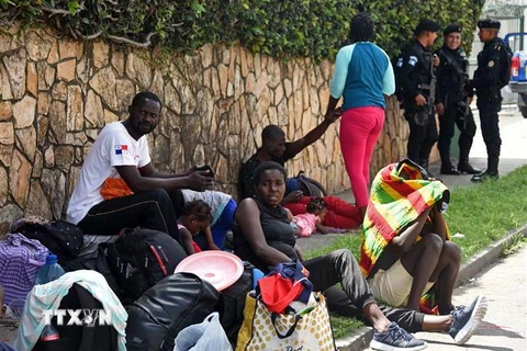 Người tị nạn Haiti nghỉ tại một trại tạm ở Guatemala City ngày 10/6/2019. (Nguồn: AFP/TTXVN) 