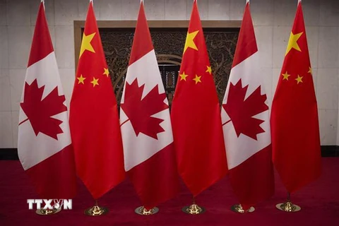 Cờ Canada (trái) và cờ Trung Quốc (phải). (Nguồn: AFP/TTXVN) 