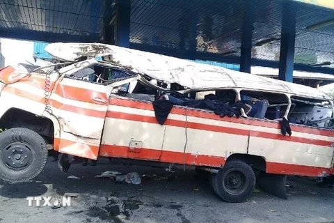 Chiếc xe buýt bị hư hại nghiêm trọng sau vụ tại nạn tại tỉnh Isfahan, miền Trung Iran ngày 16/7/2019. (Nguồn: IRNA/TTXVN) 