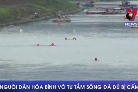 [Video] Người dân Hòa Bình vẫn vô tư tắm ở sông Đà dù bị cấm
