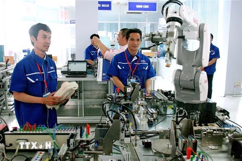 Xưởng thực hành tự động hóa với nhiều robot hiện đại tại Khu công nghệ cao Thành phố Hồ Chí Minh góp phần đào tạo nhân lực chất lượng cao cho Thành phố cũng như cả nước. (Ảnh: Tiến Lực/TTXVN) 