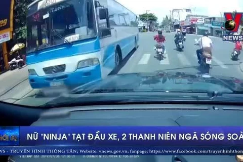 [Video] Nữ 'Ninja' tạt đầu xe, 2 thanh niên ngã lăn ra đường
