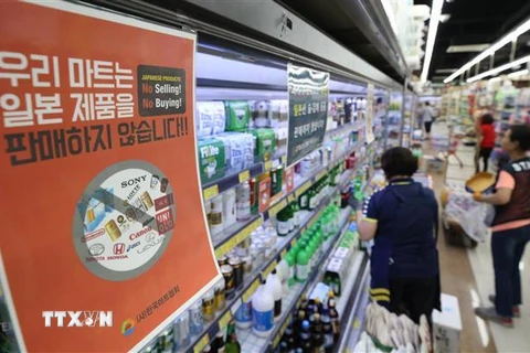 Một bảng thông báo về việc siêu thị ở Hàn Quốc không bán hàng Nhật Bản nhằm trả đũa quyết định của Tokyo hạn chế xuất khẩu mặt hàng công nghệ cao cho Seoul. (Nguồn: AFP/TTXVN) 