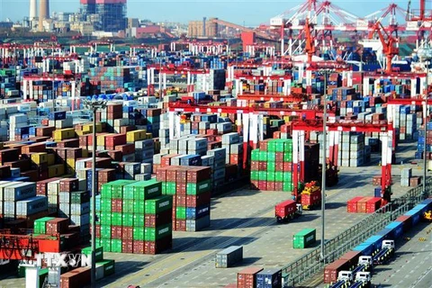 Hàng hóa được xếp tại cảng ở Thanh Đảo, Sơn Đông, Trung Quốc. (Nguồn: AFP/TTXVN) 