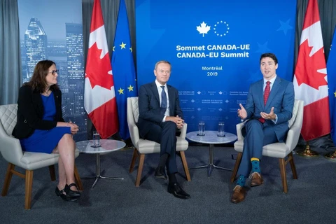 Ủy viên phụ trách thương mại của Liên minh châu Âu Cecilia Malmstrom, Chủ tịch Hội đồng châu Âu Donald Tusk và Thủ tướng Justin Trudeau. (Nguồn: The Canadian Press) 