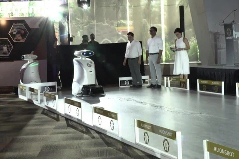 [Video] Cận cảnh robot dọn vệ sinh biết hát rap ở Singapore