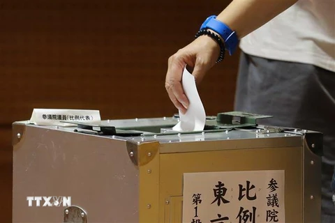 Cử tri bỏ phiếu tại một địa điểm bầu cử ở Tokyo, Nhật Bản ngày 21/7. (Nguồn: THX/TTXVN) 