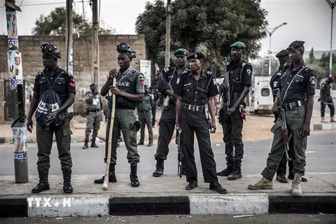 Cảnh sát tuần tra tại Kano, Nigeria, ngày 25/2/2019. (Nguồn: AFP/TTXVN) 