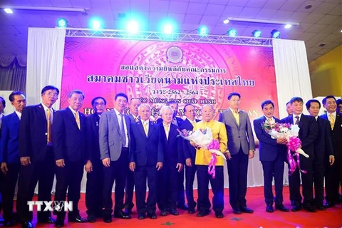 Tỉnh trưởng Nakhon Phanom, ông Siam Sirimongkol và Đại sứ Việt Nam tại Thái Lan Nguyễn Hải Bằng chụp ảnh lưu niệm với Ban chấp hành mới. (Ảnh: Ngọc Quang/TTXVN) 