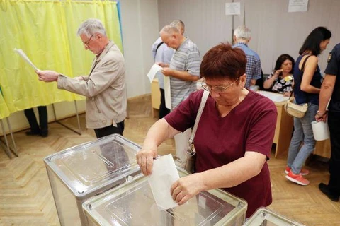 Người dân Ukraine đi bỏ phiếu. (Nguồn: Reuters) 
