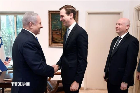 Cố vấn Nhà Trắng Jared Kushner (giữa) và Đặc phái viên của Tổng thống Mỹ về Trung Đông Jason Greenblatt (phải) trong cuộc gặp Thủ tướng Israel Benjamin Netanyahu tại Jerusalem, thảo luận về kế hoạch hòa bình Trung Đông, ngày 30/5/2019. (Nguồn: AFP/TTXVN) 