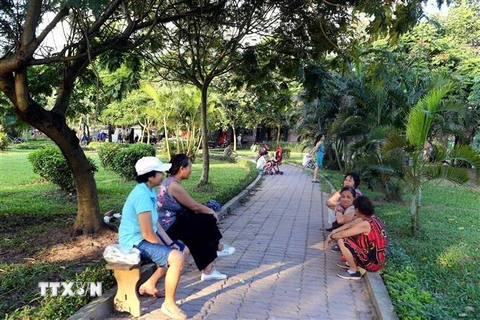 Người dân thủ đô đến các công viên, bờ hồ... hóng mát sau một ngày nắng nóng gay gắt trên 40 độ C. (Ảnh: Danh Lam/ TTXVN) 