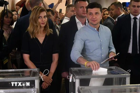 Tổng thống Ukraine Volodymyr Zelensky bỏ phiếu tại một địa điểm bầu cử ở Kiev ngày 21/7. (Nguồn: AFP/TTXVN) 