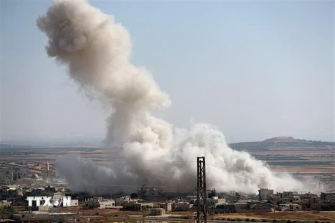 Khói bốc lên sau một cuộc không kích tại tỉnh Idlib, Syria ngày 19/7/2019. (Nguồn: AFP/TTXVN) 