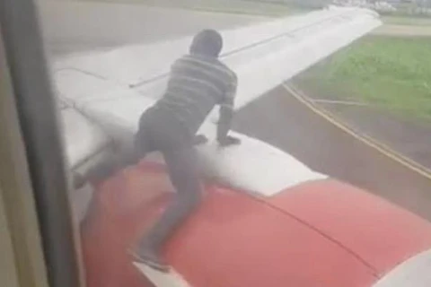 [Video] Người đàn ông liều mình nhảy lên cánh máy bay đang cất cánh