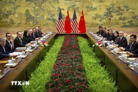 Bộ trưởng Tài chính Mỹ Steven Mnuchin (thứ 2, trái), Đại diện Thương mại Mỹ Robert Lighthizer (thứ 3, trái) và Phó Thủ tướng Trung Quốc Lưu Hạc (thứ 2, phải) tại vòng đàm phán thương mại ở Bắc Kinh ngày 14/2/2019. (Nguồn: AFP/TTXVN) 