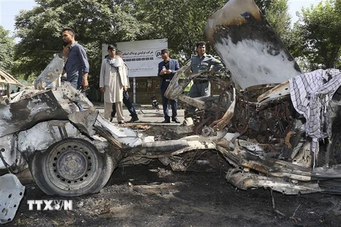 Nhân viên an ninh Afghanistan điều tra tại hiện trường một vụ đánh bom ở Kabul. (Nguồn: AFP/TTXVN) 
