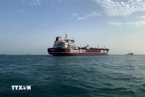Tàu chở dầu Stena Impero treo cờ Anh ở gần Eo biển Hormuz ngày 21/7/2019. (Nguồn: THX/TTXVN) 