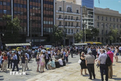 Người dân chạy ra khỏi các tòa nhà do lo ngại các dư chấn sau trận động đất tại Athens, Hy Lạp ngày 19/7. (Nguồn: AFP/TTXVN) 