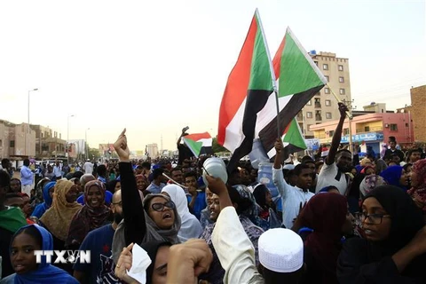 Người dân ủng hộ Liên minh Tự do và Thay đổi đối lập biểu tình phản đối chính quyền quân sự lâm thời tại Khartoum, ngày 13/7/2019. (Nguồn: THX/TTXVN) 