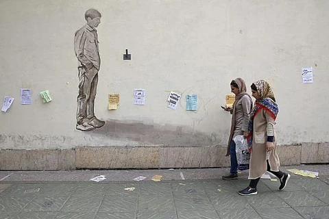 Những người phụ nữ Iran đi bộ trên một con phố ở Tehran. (Nguồn: AP) 
