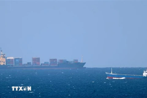 Tàu chở hàng tiến về Eo biển Hormuz ở ngoài khơi bờ biển Khasab, Oman. (Nguồn: AFP/TTXVN) 