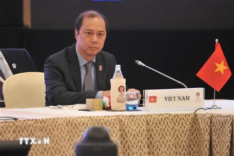 Thứ trưởng Ngoại giao Nguyễn Quốc Dũng dẫn đầu đoàn Việt Nam tham dự các hội nghị. (Ảnh: Ngọc Quang/TTXVN) 