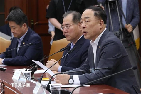 Bộ trưởng Kinh tế và Tài chính Hàn Quốc Hong Nam-ki (phải) tại một cuộc họp ở Seoul, Hàn Quốc. (Nguồn: Yonhap/TTXVN) 