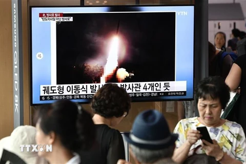 Hình ảnh Triều Tiên phóng thử nghiệm tên lửa đạn đạo dẫn đường mới được phát trên truyền hình ở nhà ga Seoul (Hàn Quốc) ngày 1/8/2019. (Nguồn: AFP/TTXVN) 