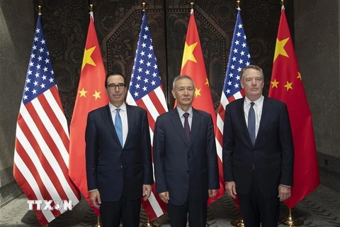 Bộ trưởng Tài chính Mỹ Steve Mnuchin, Phó Thủ tướng Trung Quốc Lưu Hạc và Đại diện Thương mại Mỹ Robert Lighthizer chụp ảnh chung trước vòng đàm phán thương mại Mỹ-Trung ở Thượng Hải, Trung Quốc ngày 31/7/2019. (Nguồn: AFP/TTXVN) 