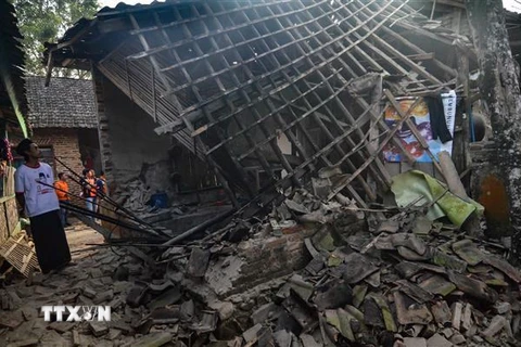 Cảnh đổ vỡ sau trận động đất mạnh 7,4 độ Richter làm rung chuyển khu vực Pandeglang, tỉnh Banten, Indonesia ngày 3/8/2019. (Nguồn: AFP/TTXVN) 