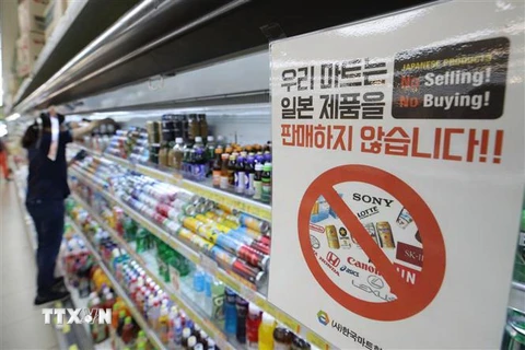 Bảng thông báo về việc siêu thị ở Hàn Quốc không bán hàng Nhật Bản nhằm trả đũa quyết định của Tokyo hạn chế xuất khẩu mặt hàng công nghệ cao cho Seoul. (Nguồn: AFP/TTXVN) 