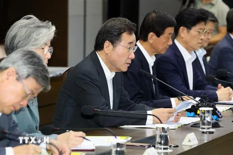 Thủ tướng Hàn Quốc Lee Nak-yon (thứ 3, trái) chủ trì một cuộc họp của Chính phủ. (Nguồn: Yonhap/TTXVN) 