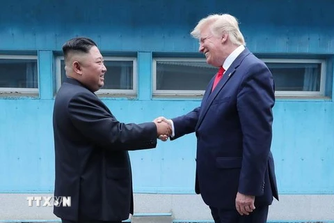 Tổng thống Mỹ Donald Trump (phải) và nhà lãnh đạo Triều Tiên Kim Jong-un tại cuộc gặp thượng đỉnh ở Panmunjom ngày 30/6/2019. (Nguồn: AFP/TTXVN) 